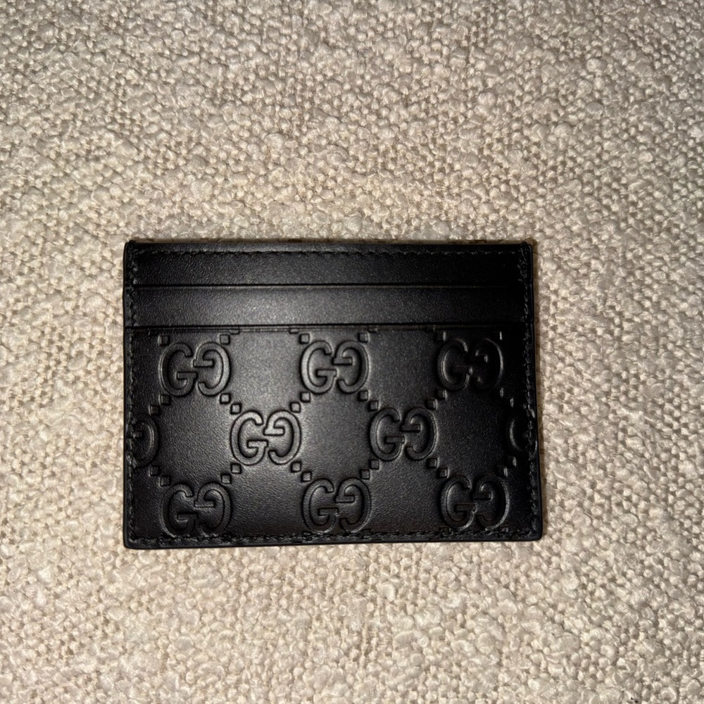 NWT GUCCI BLACK LEATHER EMBOSSED CARDHOLDER

**GIFTABLE***